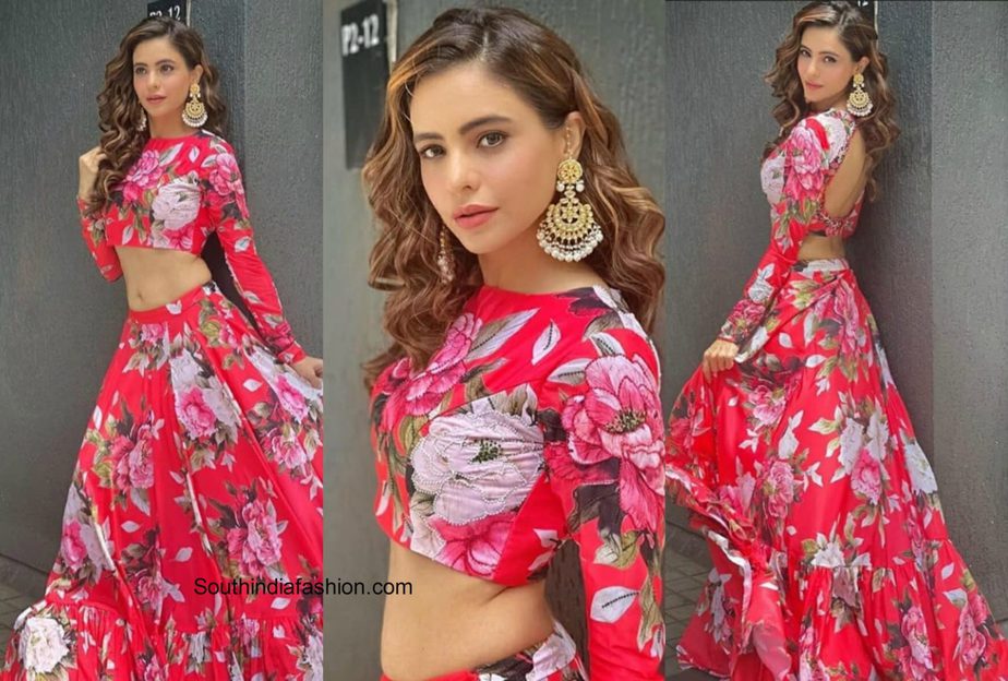 aamna-sharif-in-bright-pink-floral-lahenga-scaled