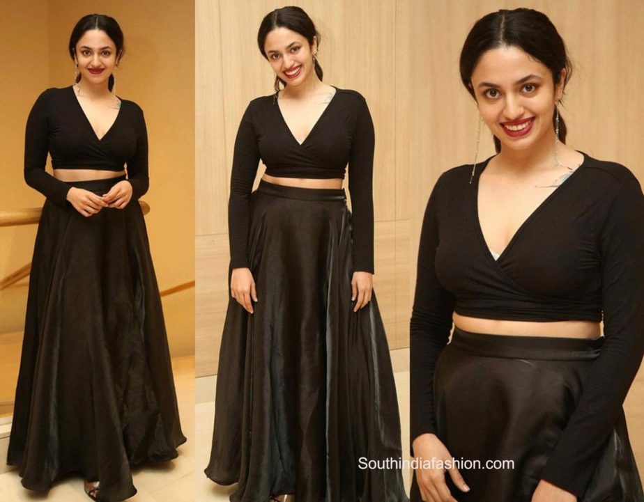 malavika nair in a black skirt at orey bujjiga movie pre-release event (2)