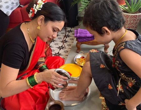 amruta khanvilkar celebrating navratri puja