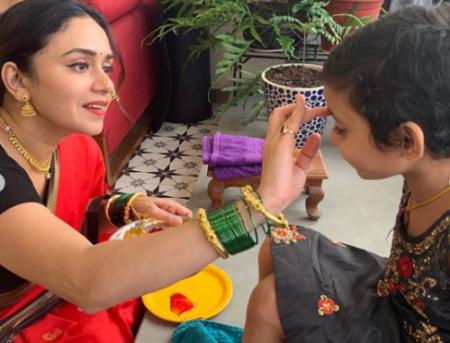 amruta khanvilkar navratri celebrations 2020