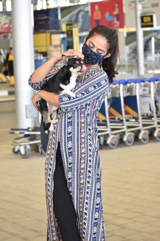 Avika gor in a front slit kurta papped at the airport1