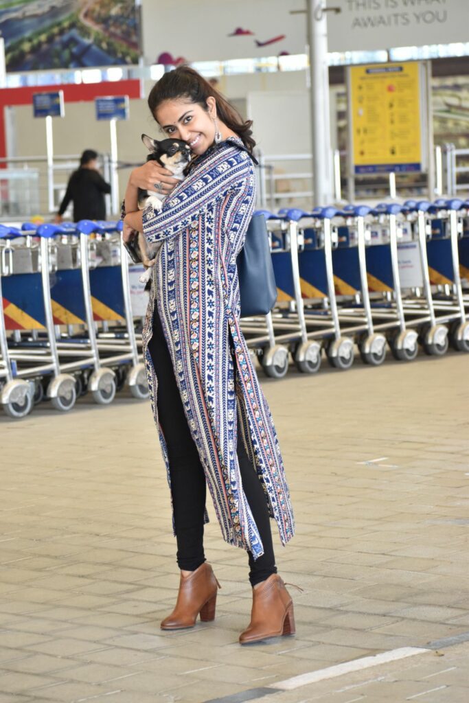 Avika gor in a front slit kurta papped at the airport4