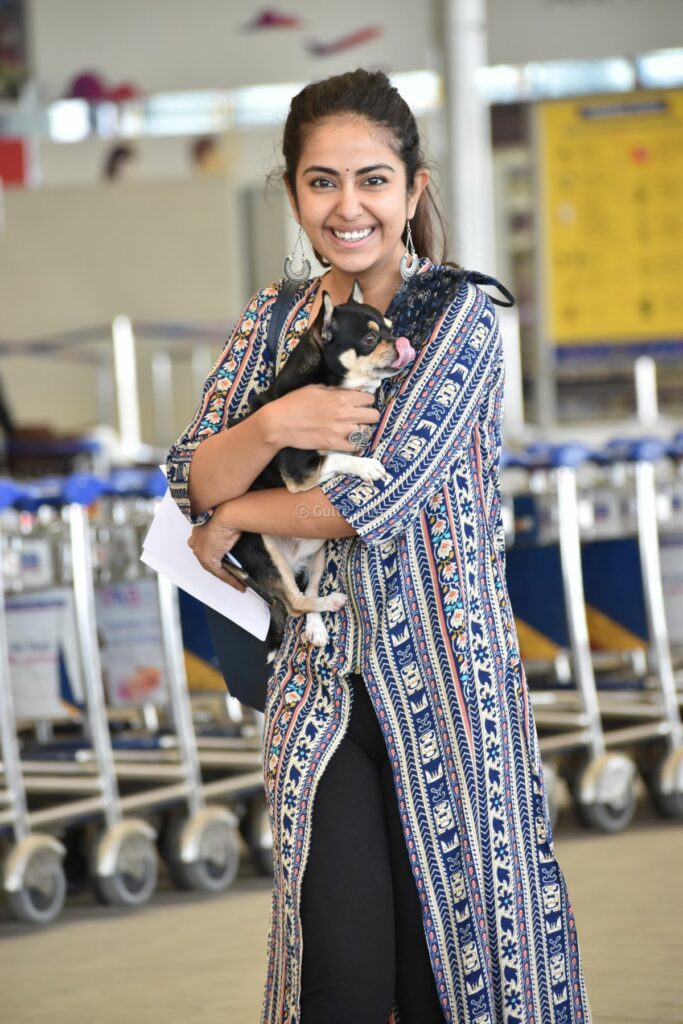 Avika gor in a front slit kurta papped at the airport5