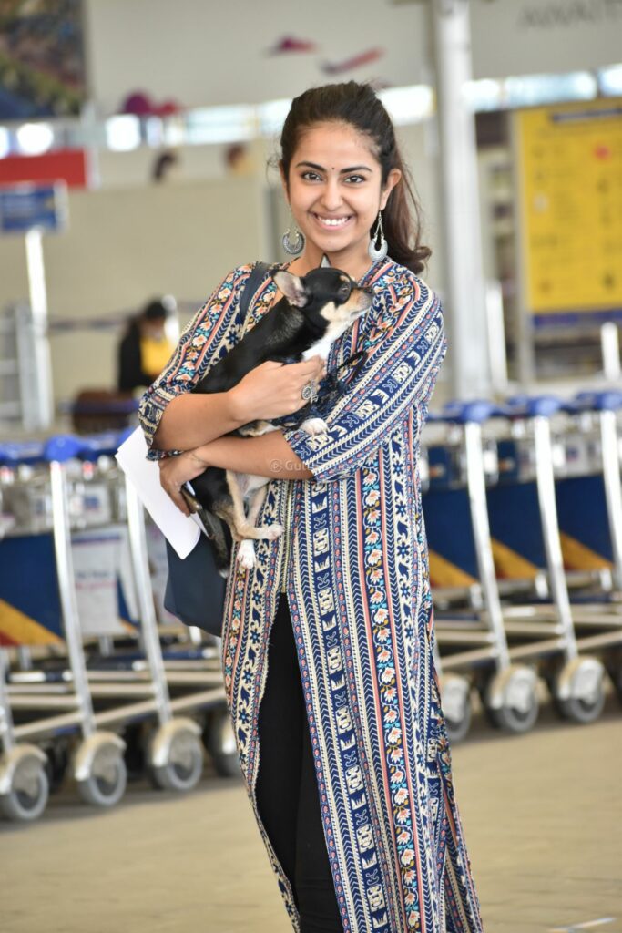 Avika gor in a front slit kurta papped at the airport7