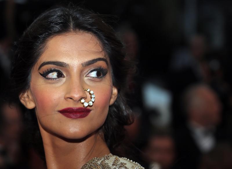 Sonam kapoor in nathni