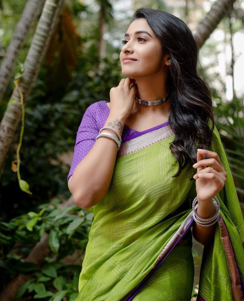 priya bhavani shankar in merasal green silk saree