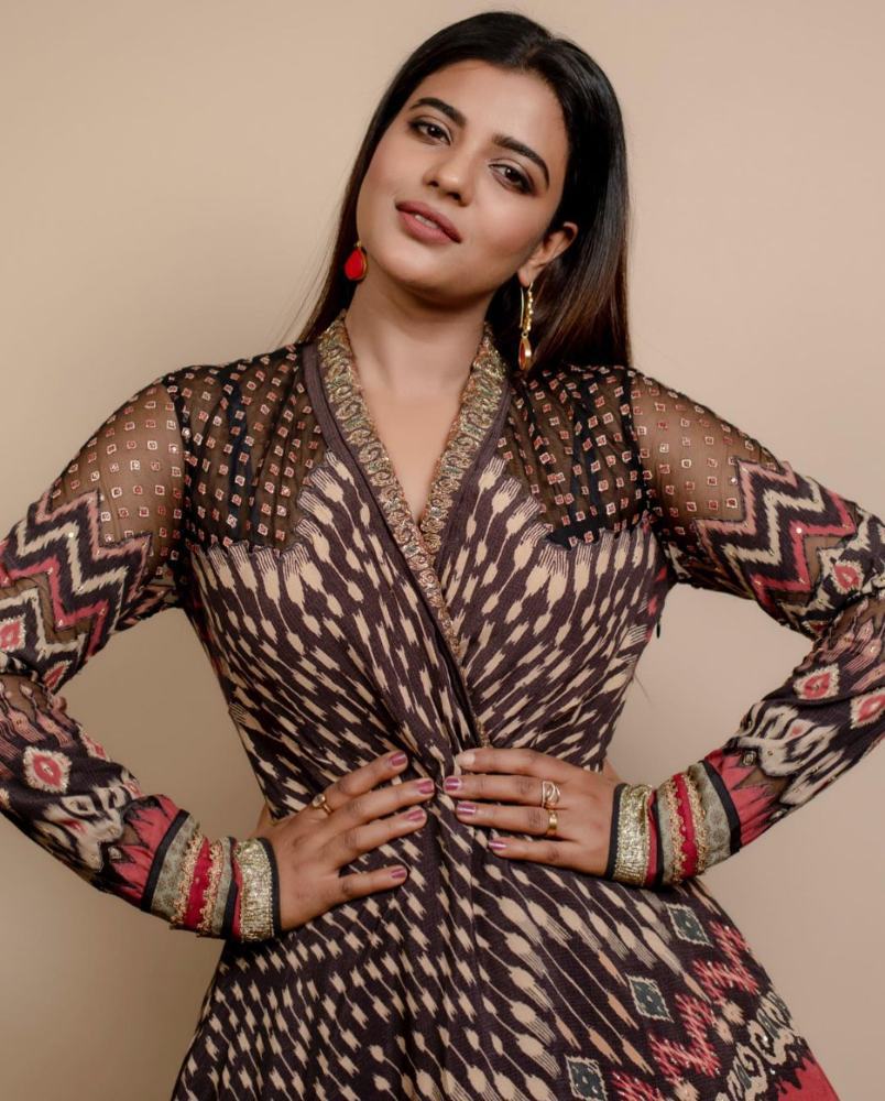 aiswarya rajesh in black geometric printed dress