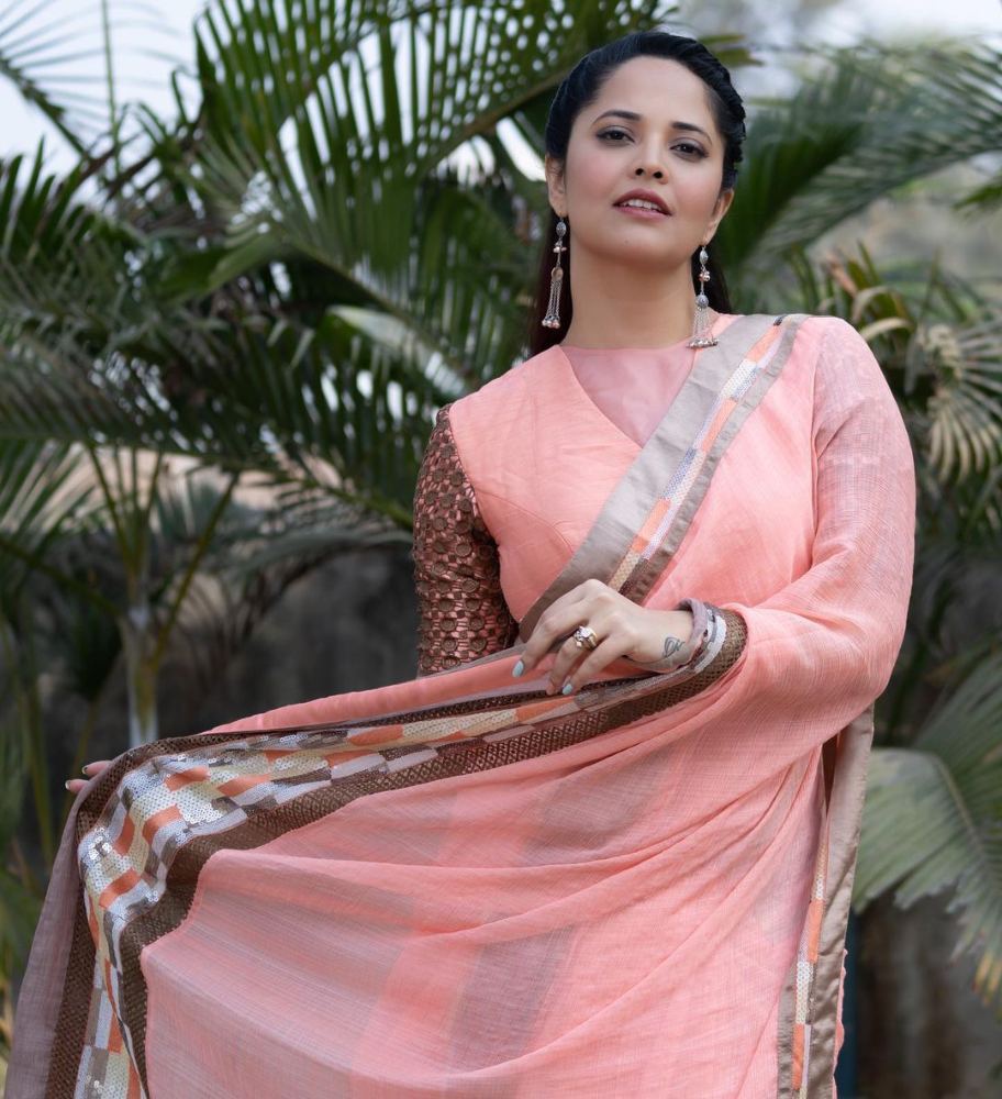 anasuya bharadwaj peach saree in jabardast episode