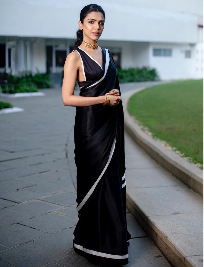 shriya pilgaonkar in a black saree with white highlights