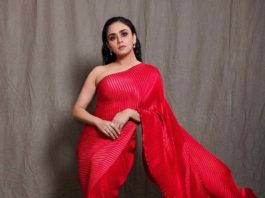 Amruta Khanvilkar in red saree by Tasavur for filmfare awards-1