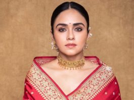 amruta khanvilar in warp n weft banarasi saree