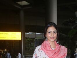 Malavika mohanan in anavila kurta set at airport arrival-2