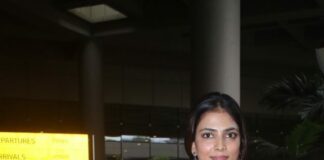 Malavika mohanan in anavila kurta set at airport arrival-2