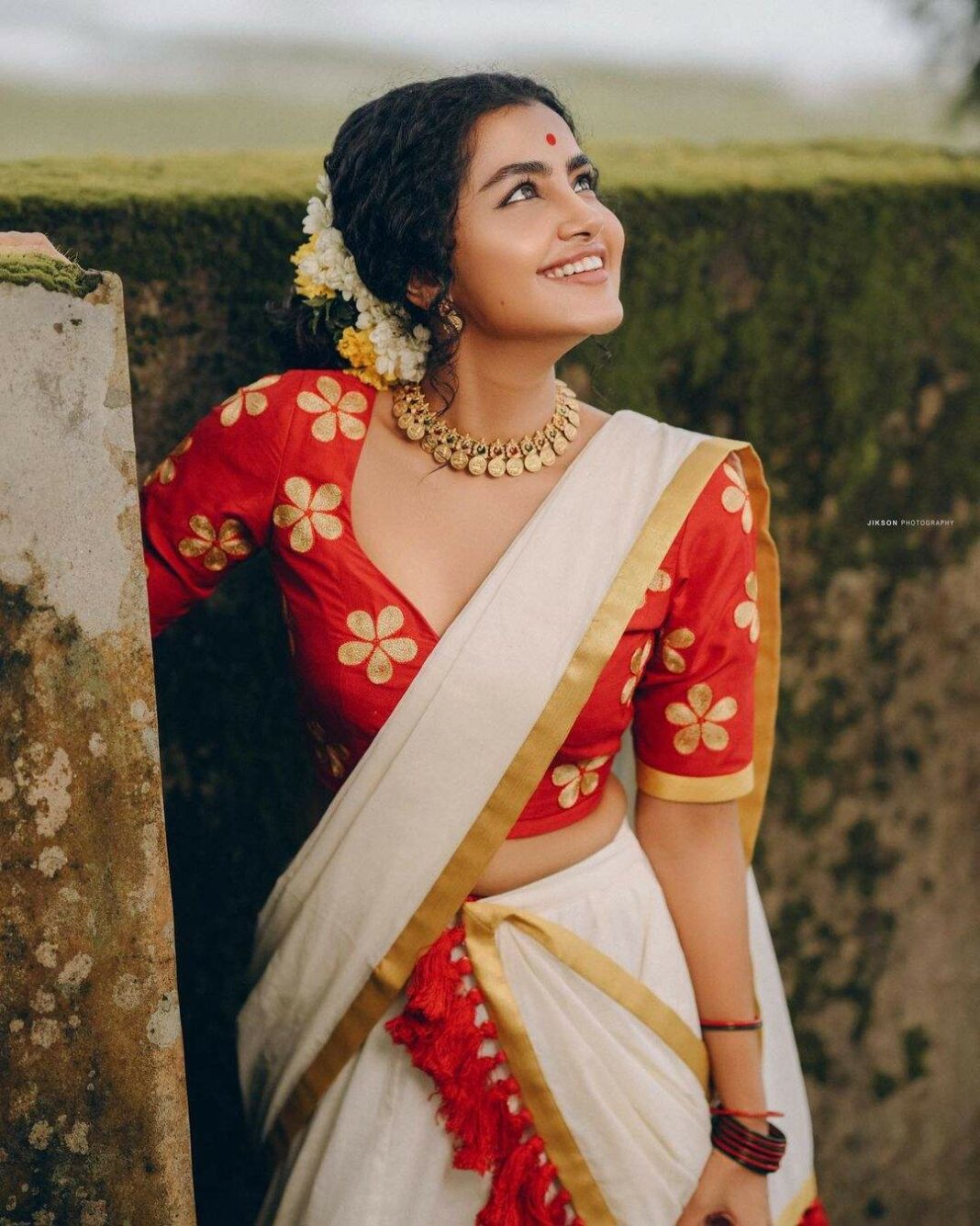 Anupama Parameswaran Looks Playful In A Kasavu Half Saree For Onam 2021