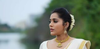 Rashmi Gautam in a kasavu lehnga by Starry dreams-3