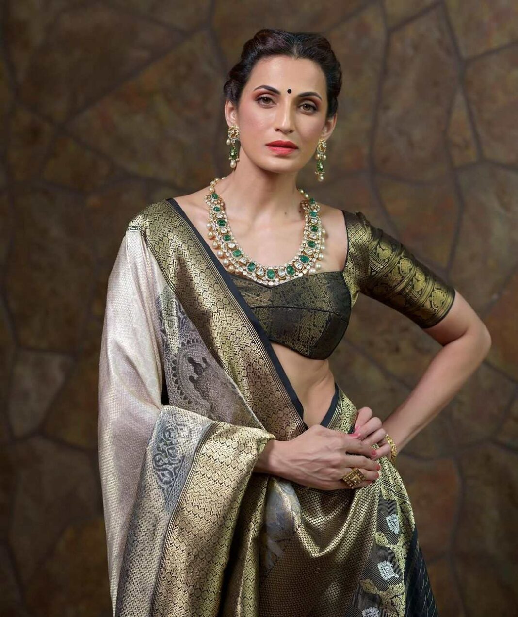 Shilpa Reddy resembles royalty in a black and white pattu saree!