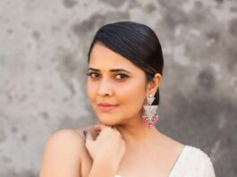 Anasuya Bharadwaj in an ivory saree for jabardasth-2