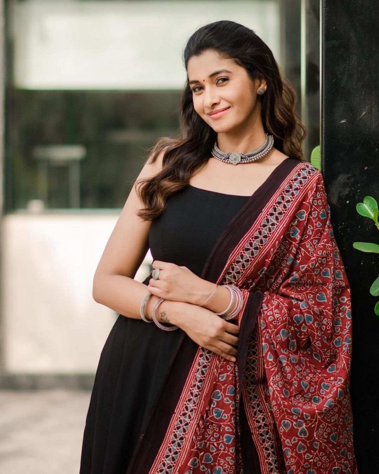 Priya Shankar pairs her casual sleeveless anarkali with an ajrakh dupatta!