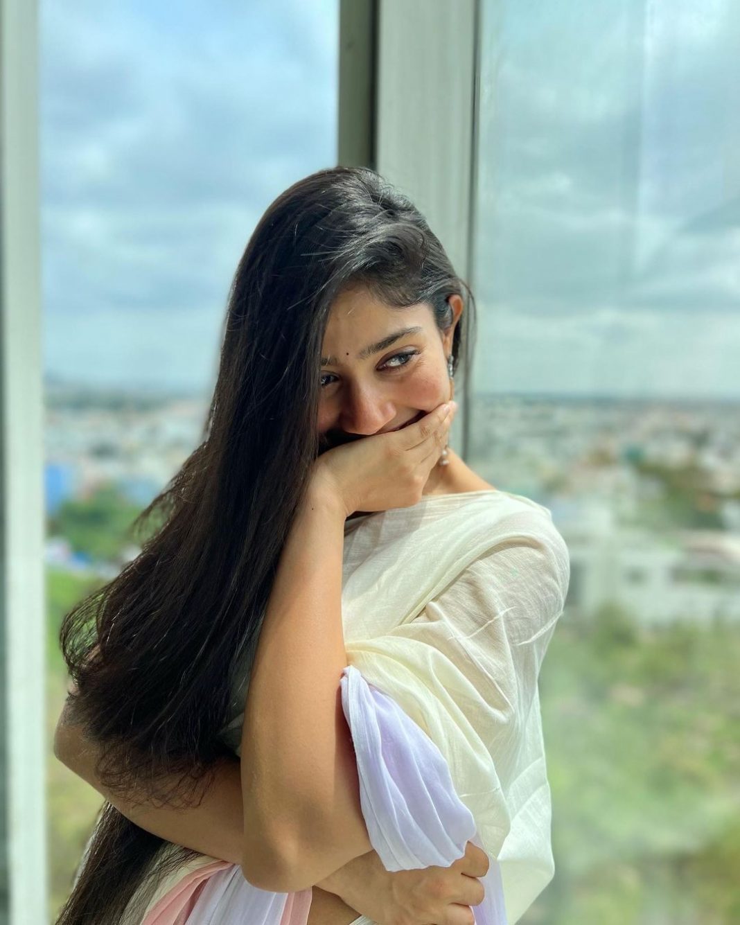 Sai Pallavi looks dainty in a colourblocked mulmul saree!