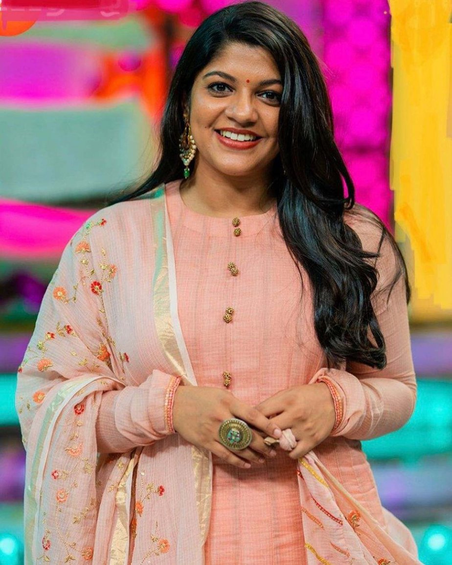 Aparna Balamurali looks delightful in an onion pink salwar suit!