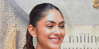 mrunal thakur in violet saree at a jewel opening4