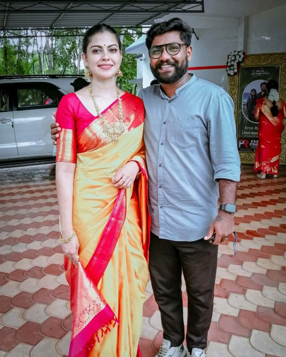 Anusree Nair opts for a yellow kanchipuram saree for a wedding!