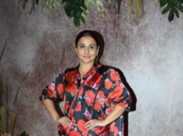 vidya balan in a floral saree at guneet monga pre wedding party2